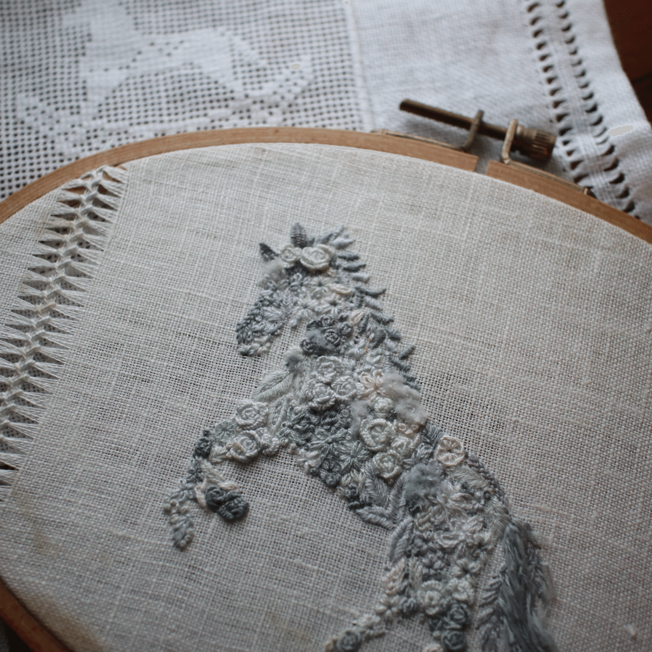 動物の刺繍】 2026年 午年|刺繍デザイナー 福田彩 動物の刺繍】 2026年 午年|刺繍デザイナー 福田彩