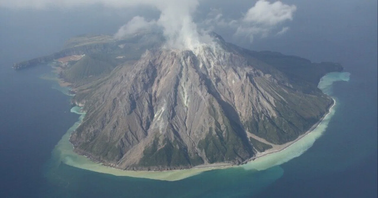 日本活火山図鑑vol.14】【薩摩硫黄島】海に浮かぶ“呼吸する火山島