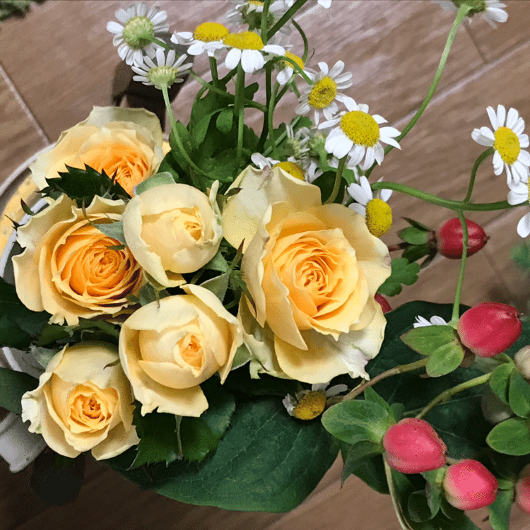 痛んだお花を整理して、黄色いスプレーバラを追加！華やか！