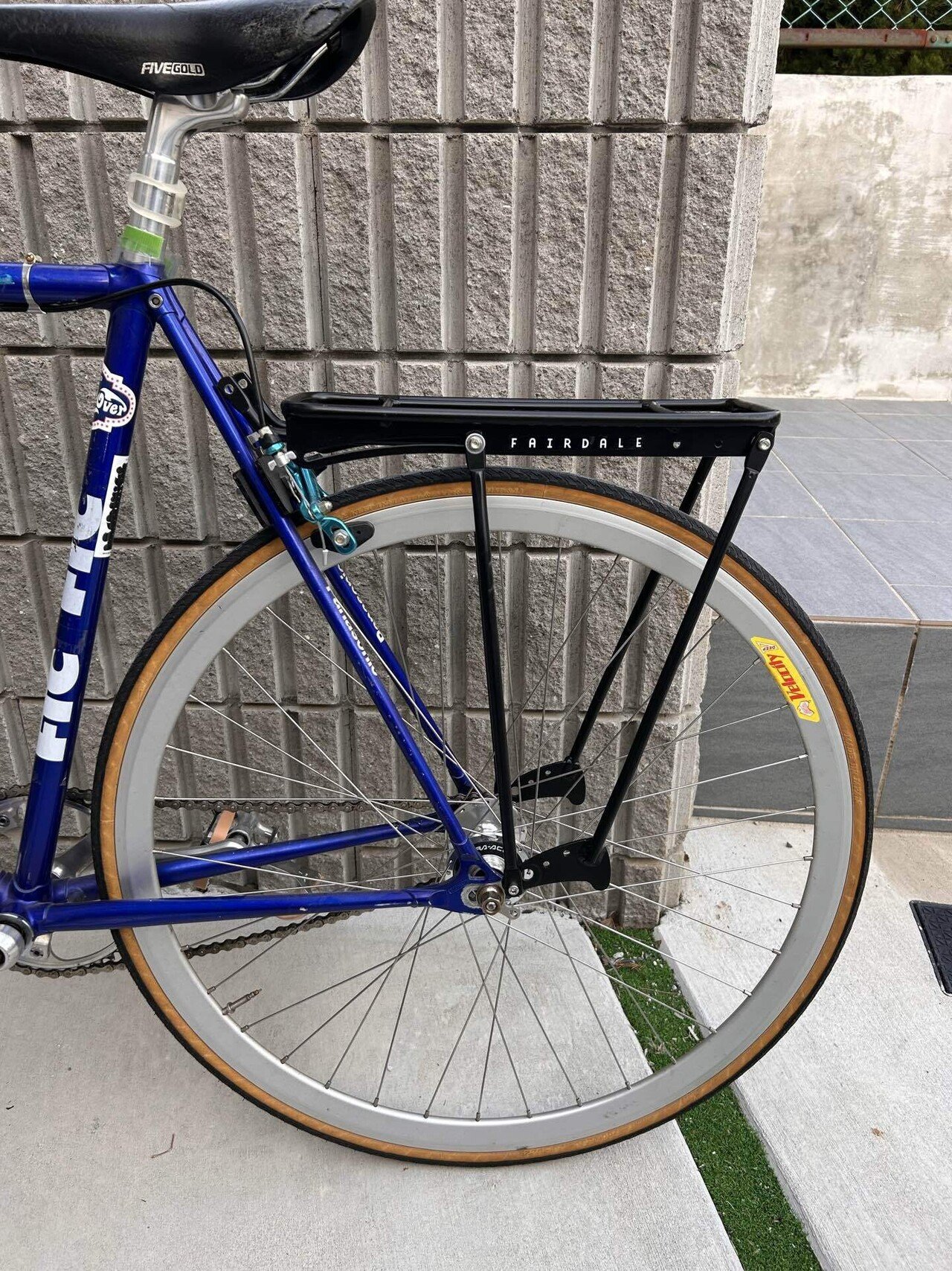 ダボ穴なしの自転車（ピストバイク）にFairdaleのSkaterackを苦労して