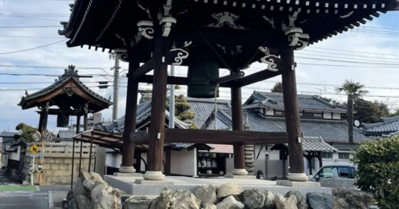 向かい合う鐘楼の謎｜寺と人の静かな物語｜芝田真一