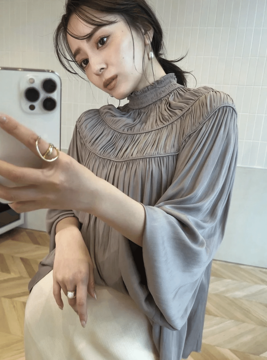 anuans デコルテギャザーブラウス FREE グレーベージュ｜anuans