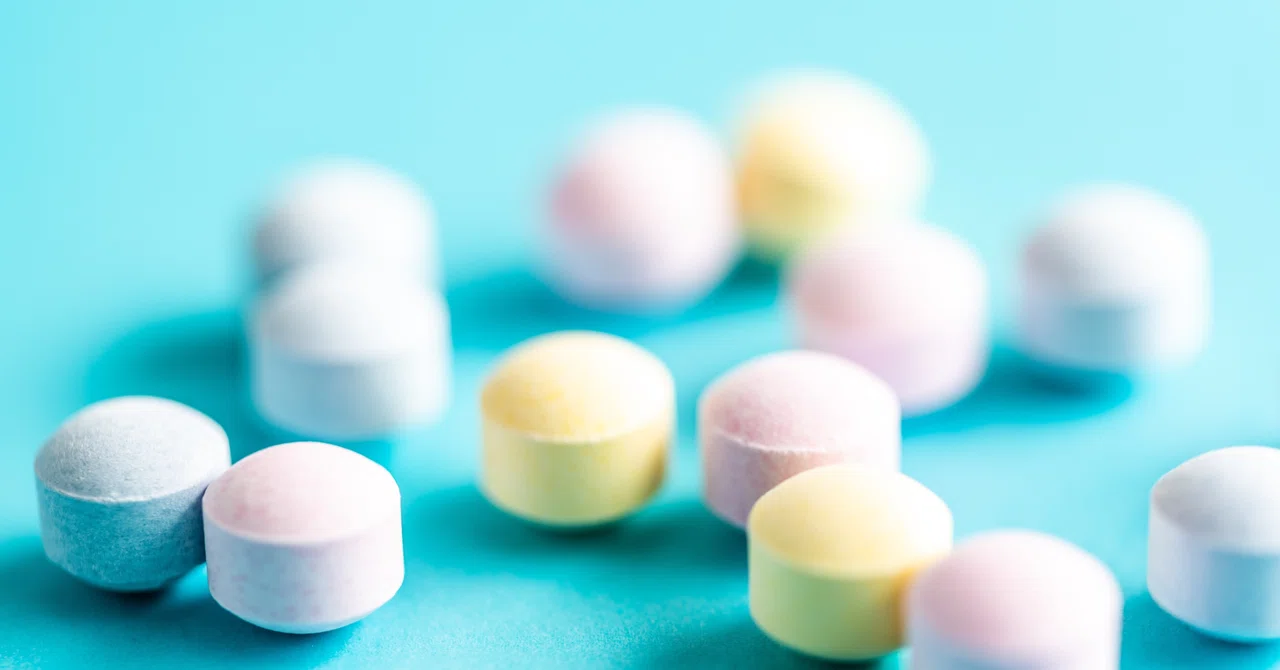 「大きいから、噛んだり割ったりしてもいい？」薬剤師が伝えたい、錠剤の形に隠された「ハイテク技術」の秘密｜薬剤師 ふくろう｜薬の窓口