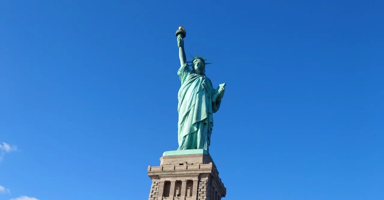 海外ご当地キティ　ニューヨーク　自由の女神 自由の女神（Statue of Liberty）へゆく｜○