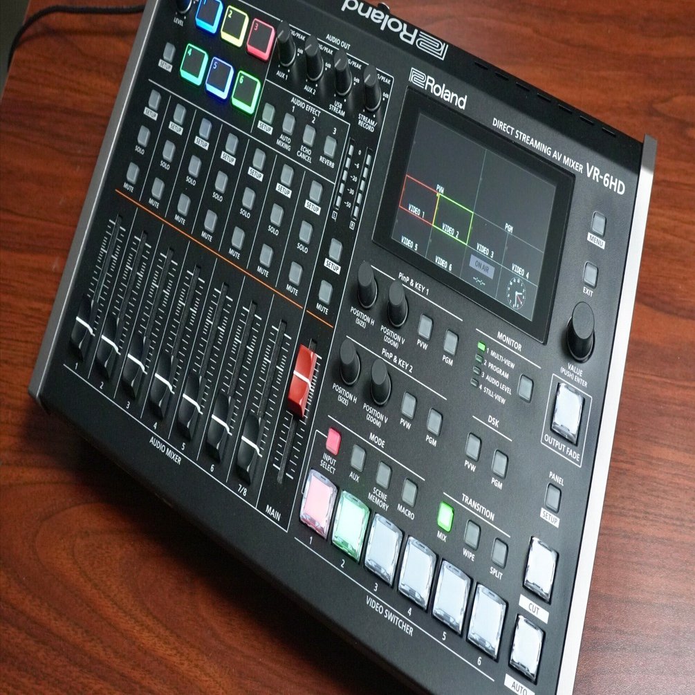 ハイブリッド配信の内製を始める企業担当者に、Rolnad VR-6HDを勧める