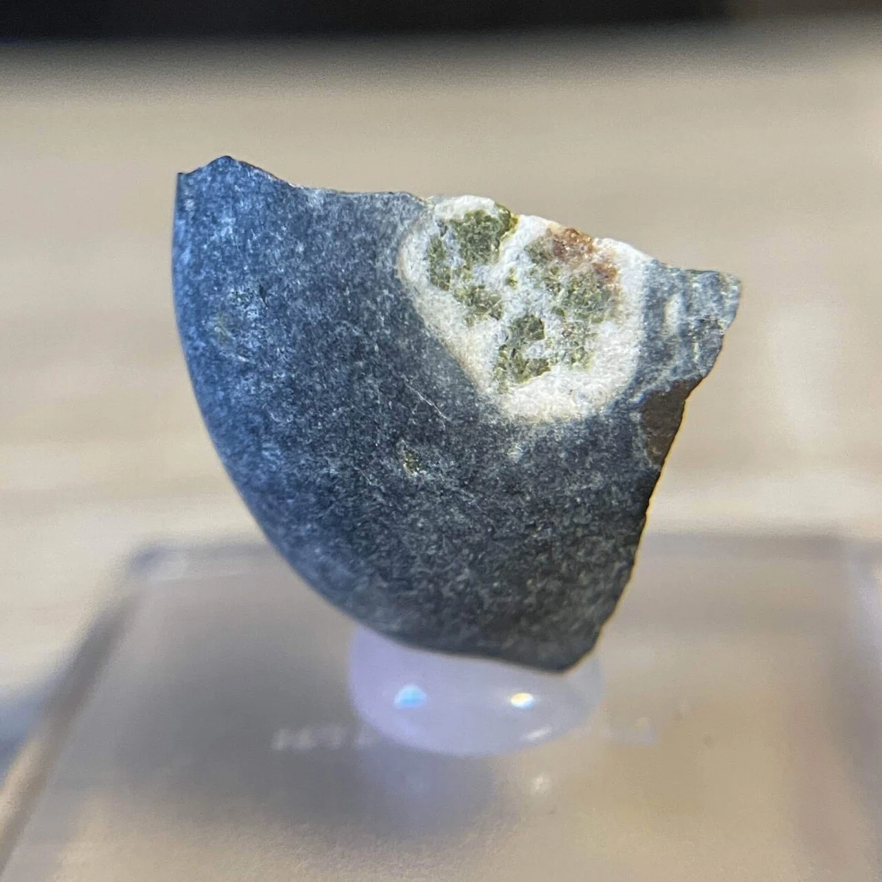 海岸で拾った緑簾石― 母岩を割って、観察してみよう ―｜てるめぐる??