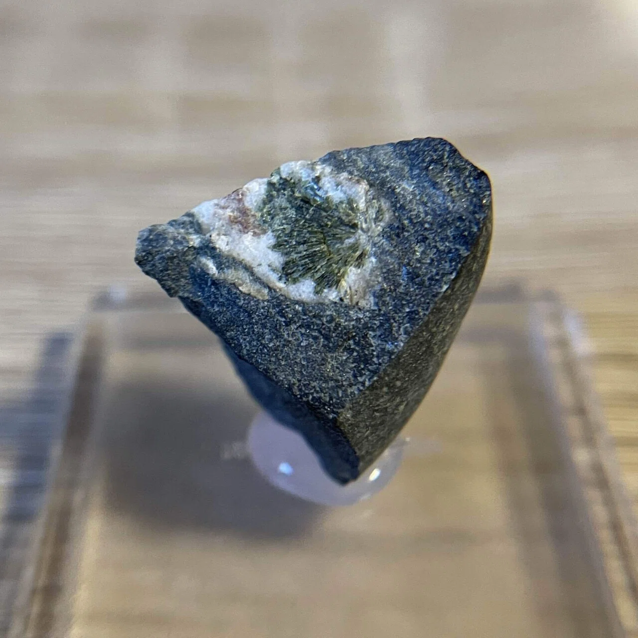 海岸で拾った緑簾石― 母岩を割って、観察してみよう ―｜てるめぐる🔨💎