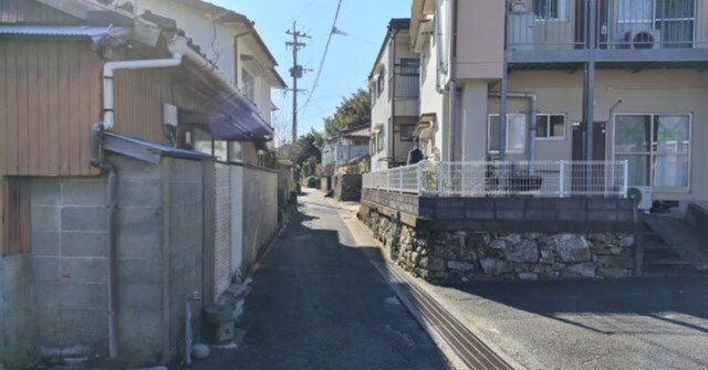 家の路地を通り抜けると… 家の路地を通り抜けると… The new postcard book “Girls on the Street