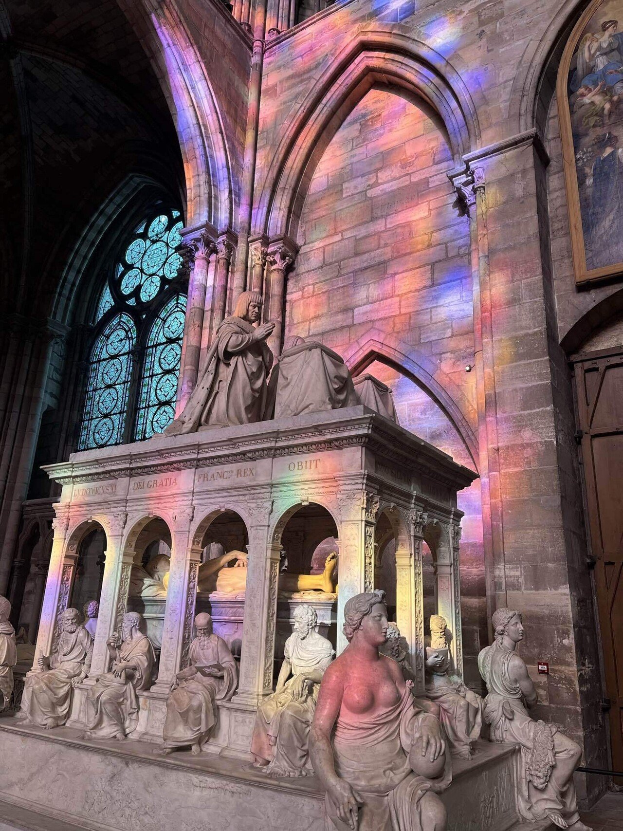 王家のお墓、サン＝ドニ大聖堂！あまりの美しい光で泣いた日。｜lune