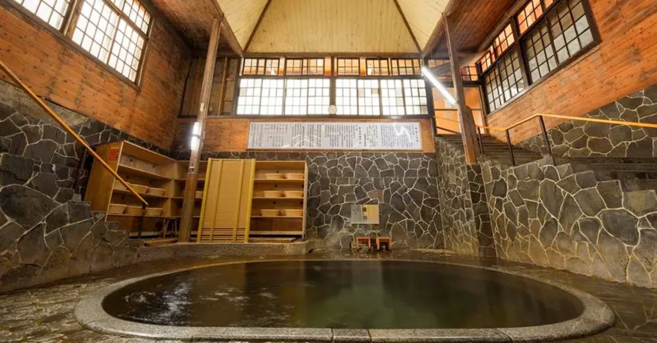 A 7,000 yen hot spring inn. The room door was a wooden lattice.｜湯太郎 プロの ...