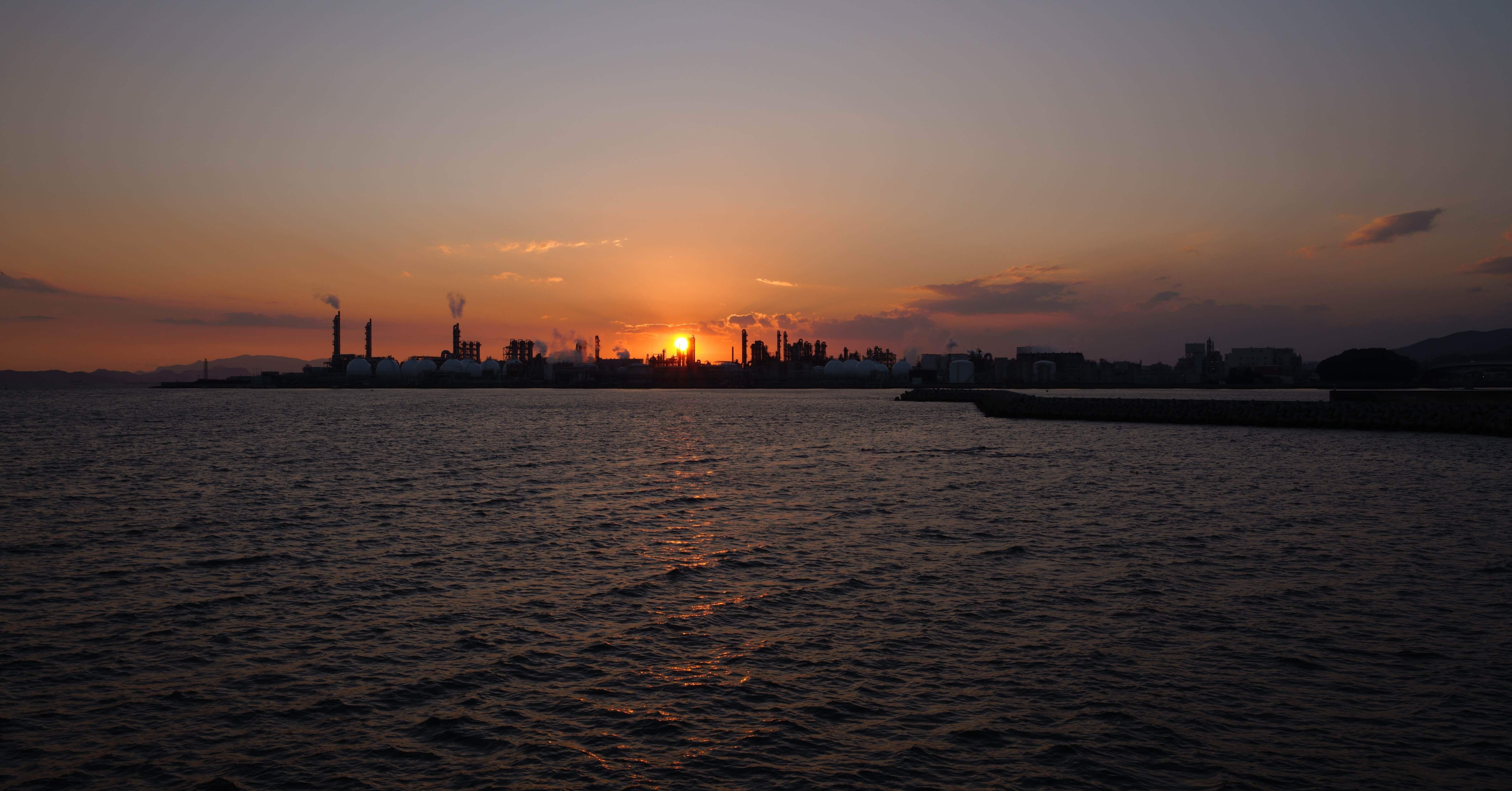 夕日を見に海へ｜rurokame_z502