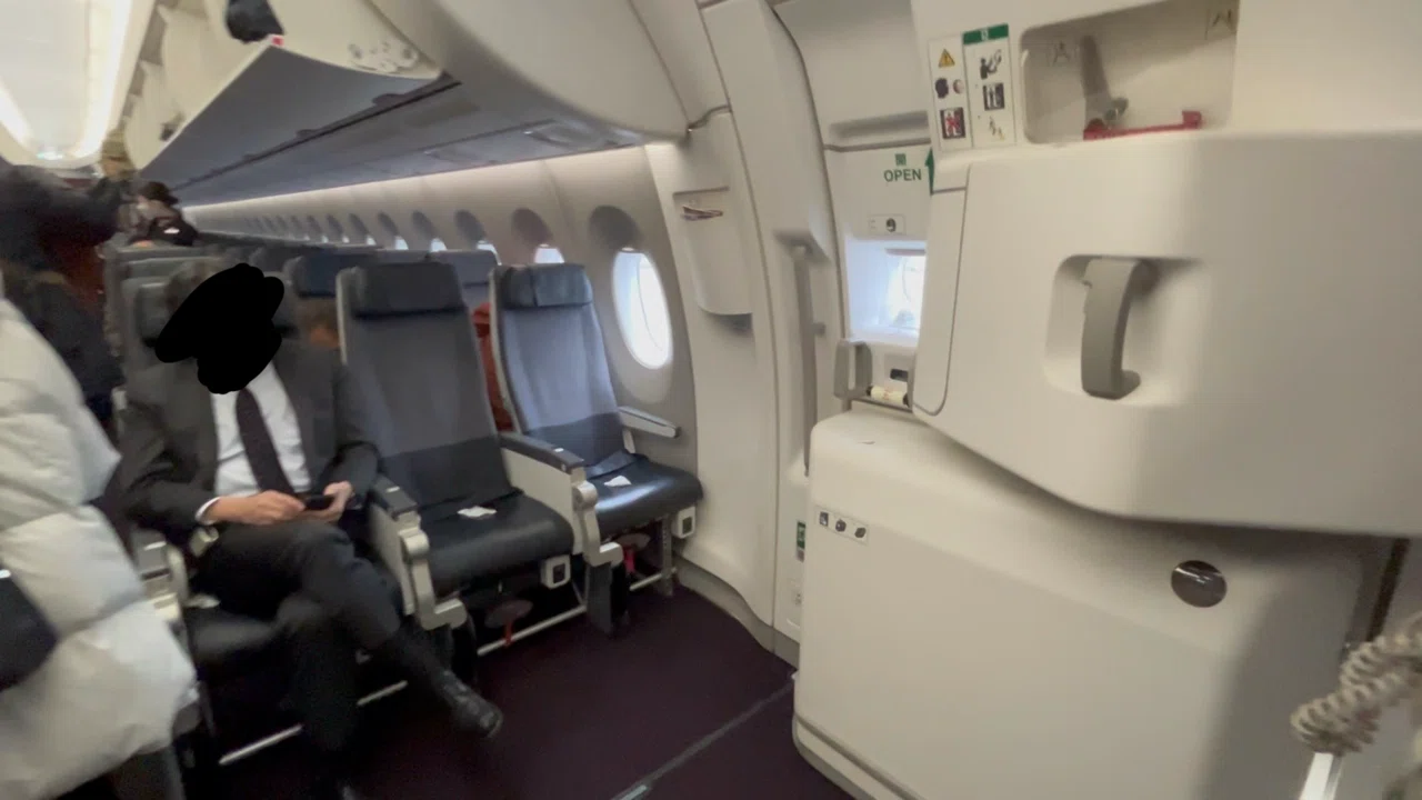 非常口座席】A350-900で行く初めての羽田-福岡線【JAL】｜しむらっち