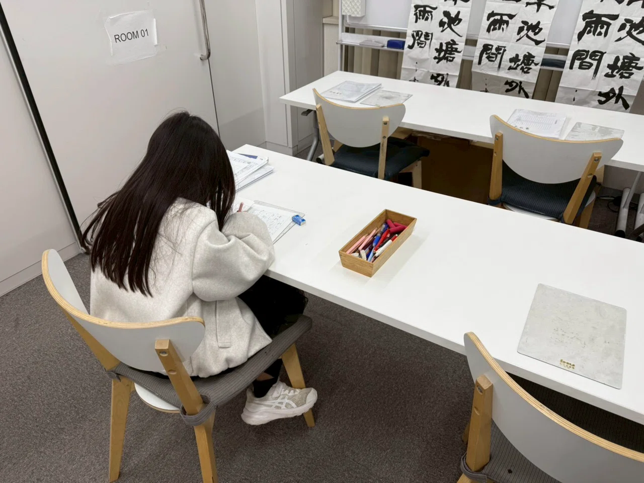 静かな教室で自分の課題に向き合う子ども