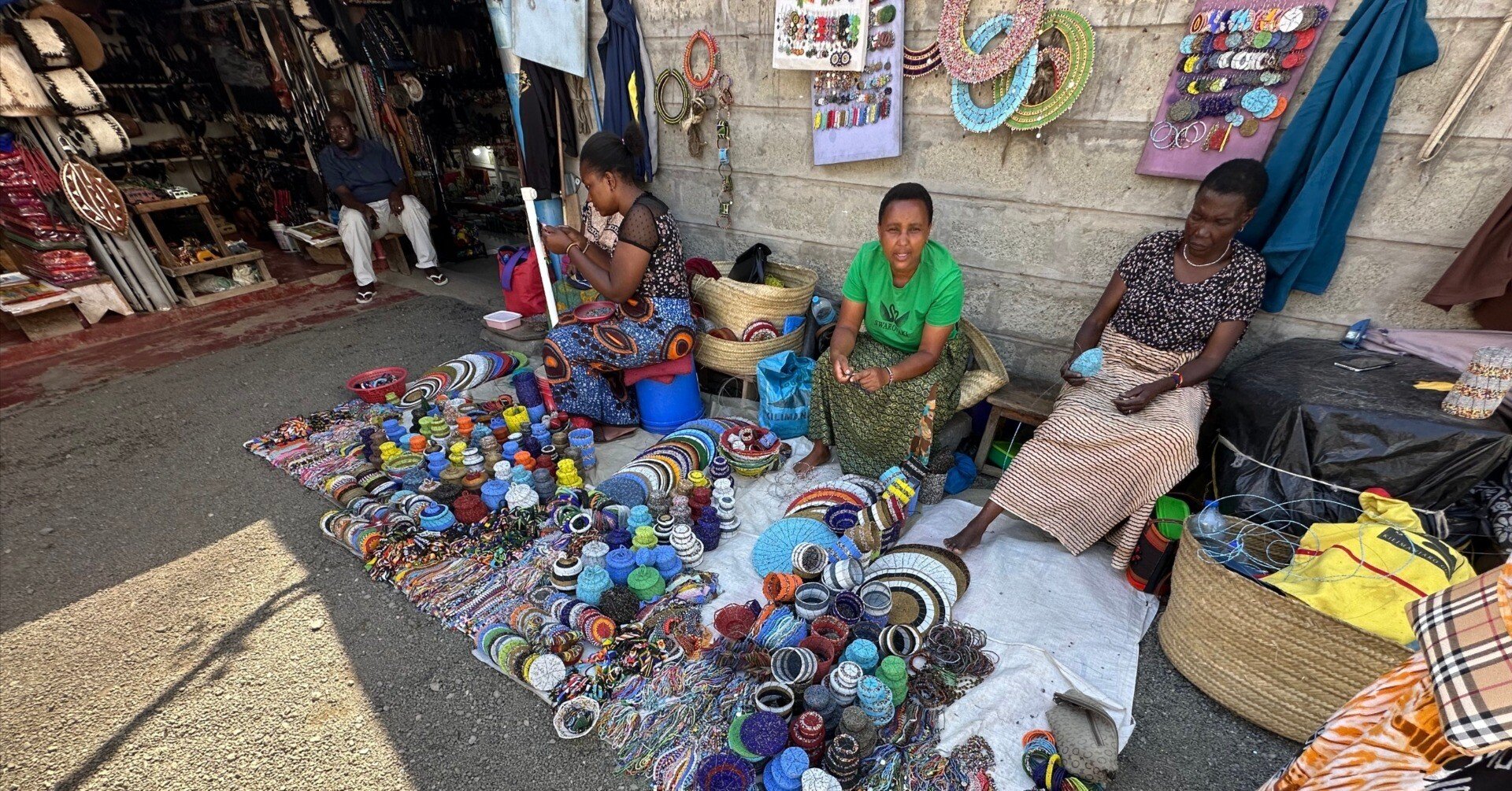 我々がマサイ族を見つめる時、マサイ族もまたこちらを見つめているのだ