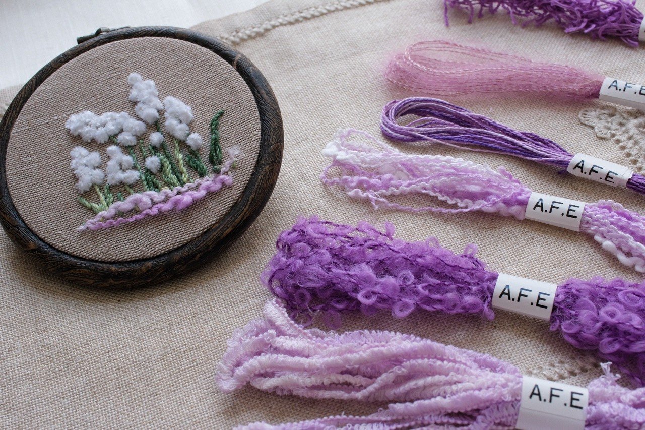 K14gfフォリエーテッドマイカinクォーツ&アンデシン❅ワイヤーアートPT 花刺繍キット〜スズランの花刺繍｜Art Fiber Endo