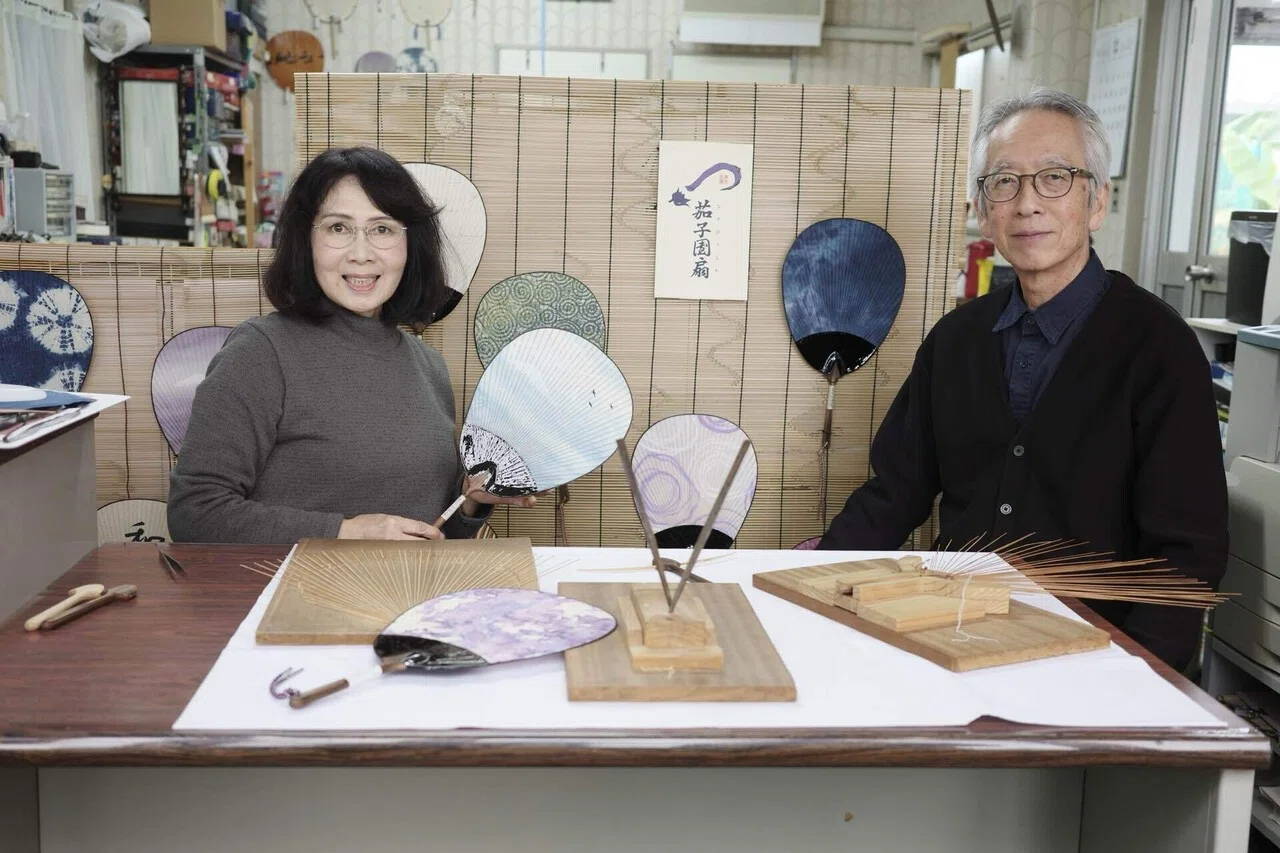 なすび団扇、賀来智子さん｜夢眠ねむ