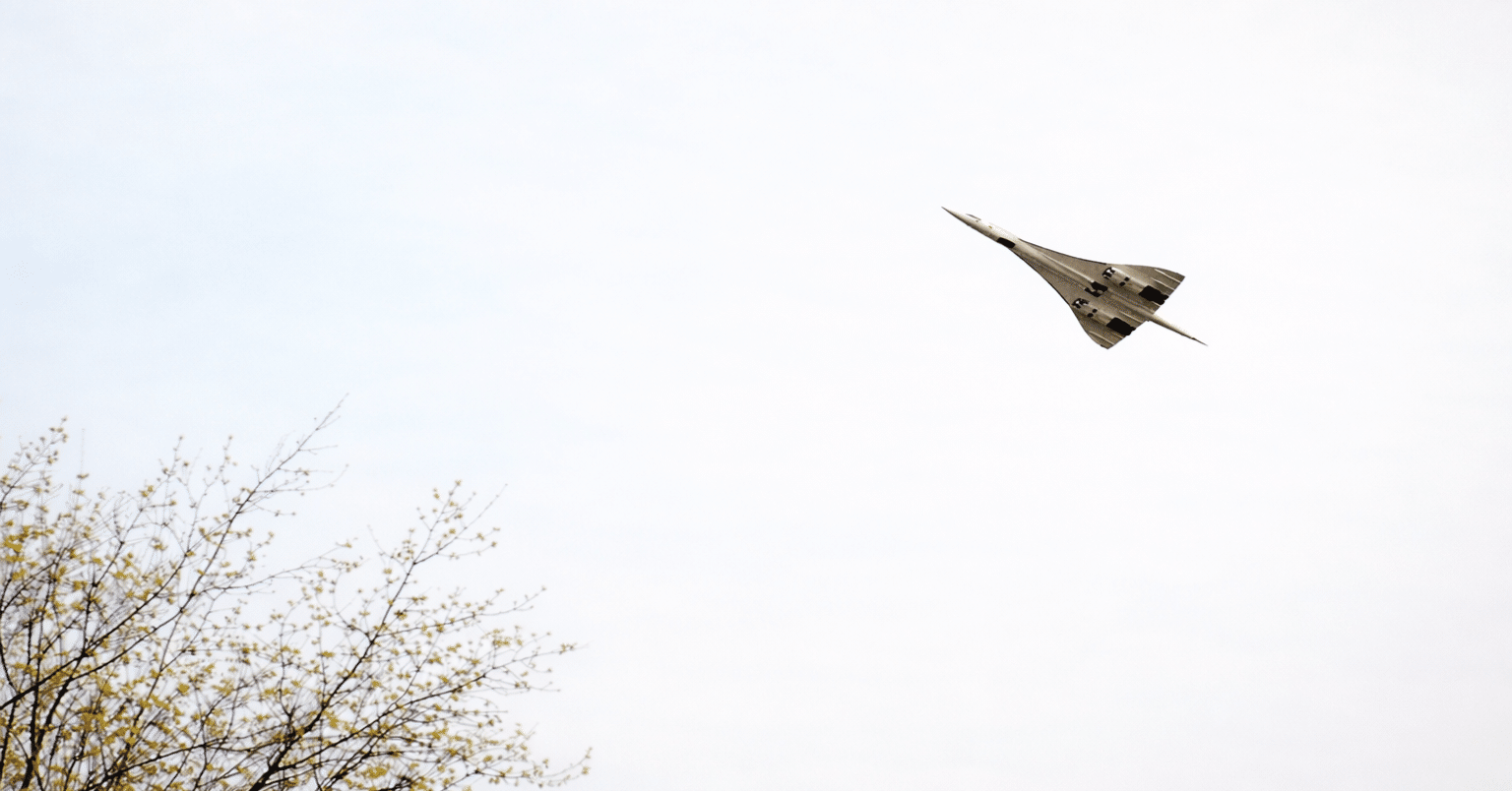 少年の頃あおいだ空──Wolfgang Tillmans『Concorde』｜つよこ