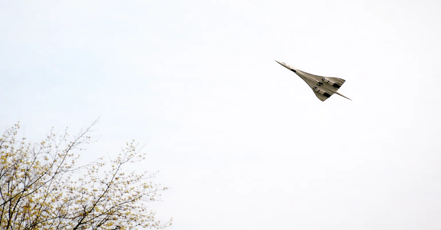 少年の頃あおいだ空──Wolfgang Tillmans『Concorde』｜つよこ