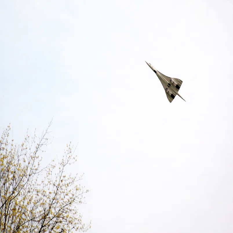 少年の頃あおいだ空──Wolfgang Tillmans『Concorde』｜つよこ