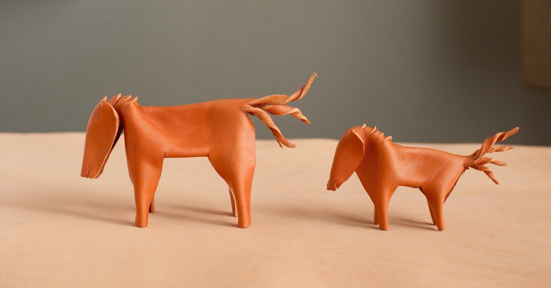 小馬のオブジェ 佇む親馬と小馬｜革工芸のオブジェ｜KIKUCHI LEATHER