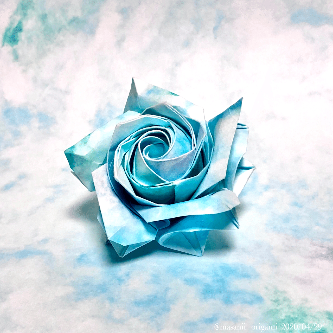 彩雲紙で折る 青いハイブリッドティーローズ おうち時間にバラ折り紙を まさにぃ Note