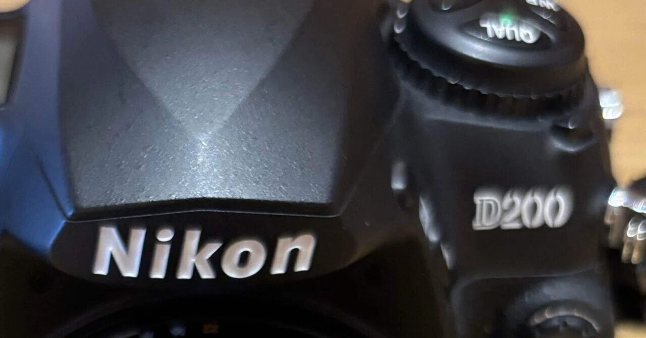 気になるメルカリNikon D200 Tamron28-300mmMACROレンズ付2.2万円 