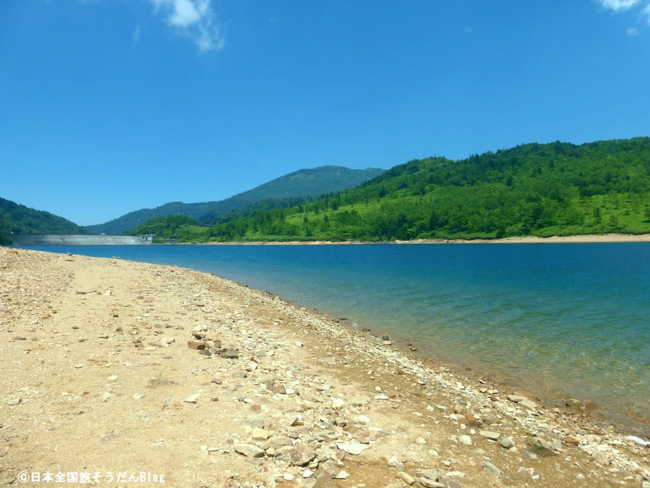 初夏を彩るニッコウキスゲの群落と天辺に浮かぶ碧き湖！群馬県のお