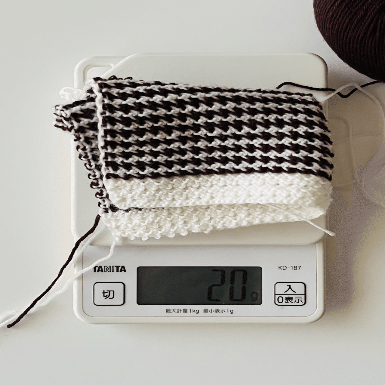 ダブルフックアフガン編みでリバーシブル模様｜型紙ニット komi