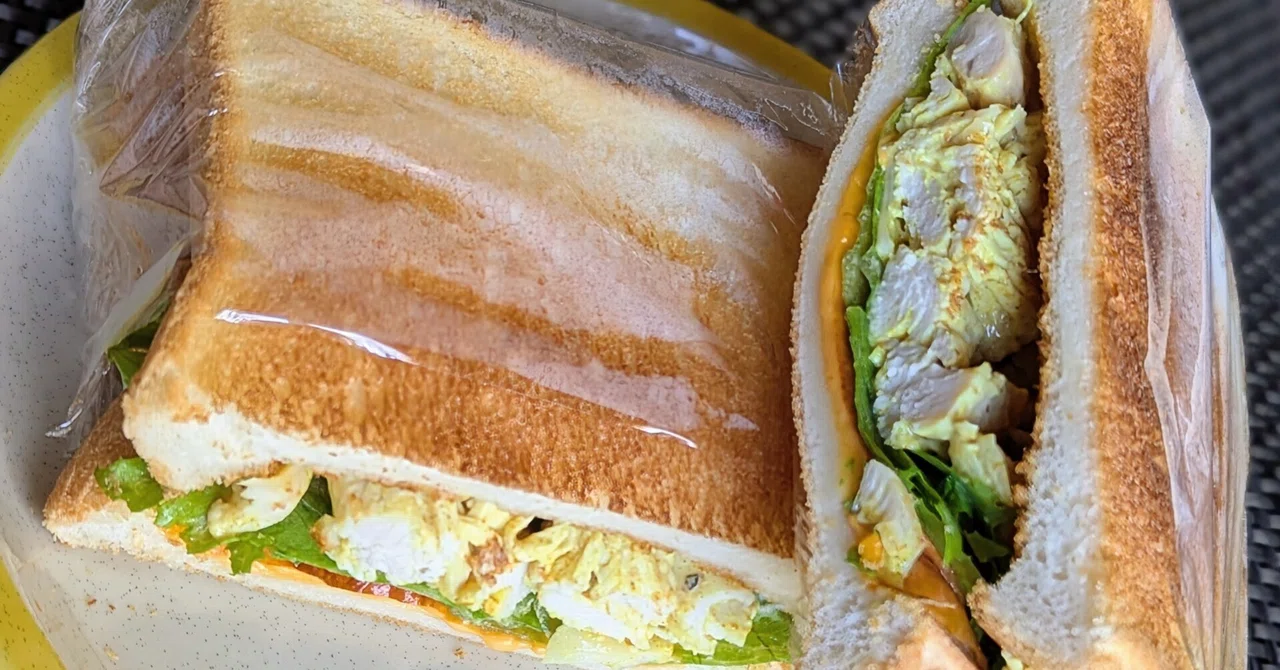 Red Can Curry Powder and Chicken Breast Sandwich｜さまよう酒樽