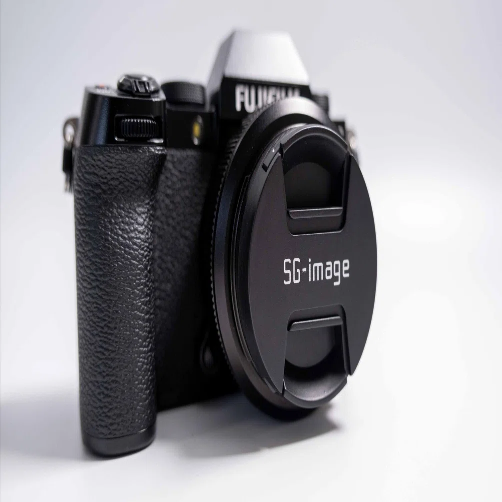 単焦点レンズ！25mm F1.8 ブラック　FUJIFILMミラーレス対応！格安 2万円台でAF対応？SG-Image 25mm F1.8が「価格破壊」すぎる件