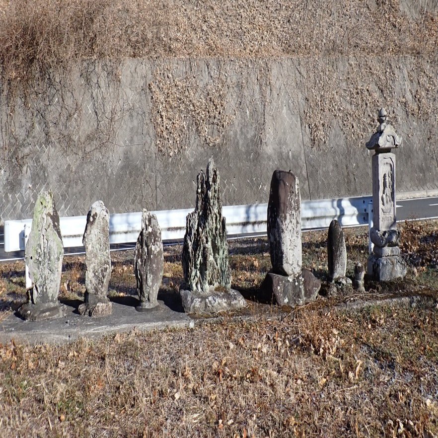 文化年間の石仏（青面金剛？）｜マンガン