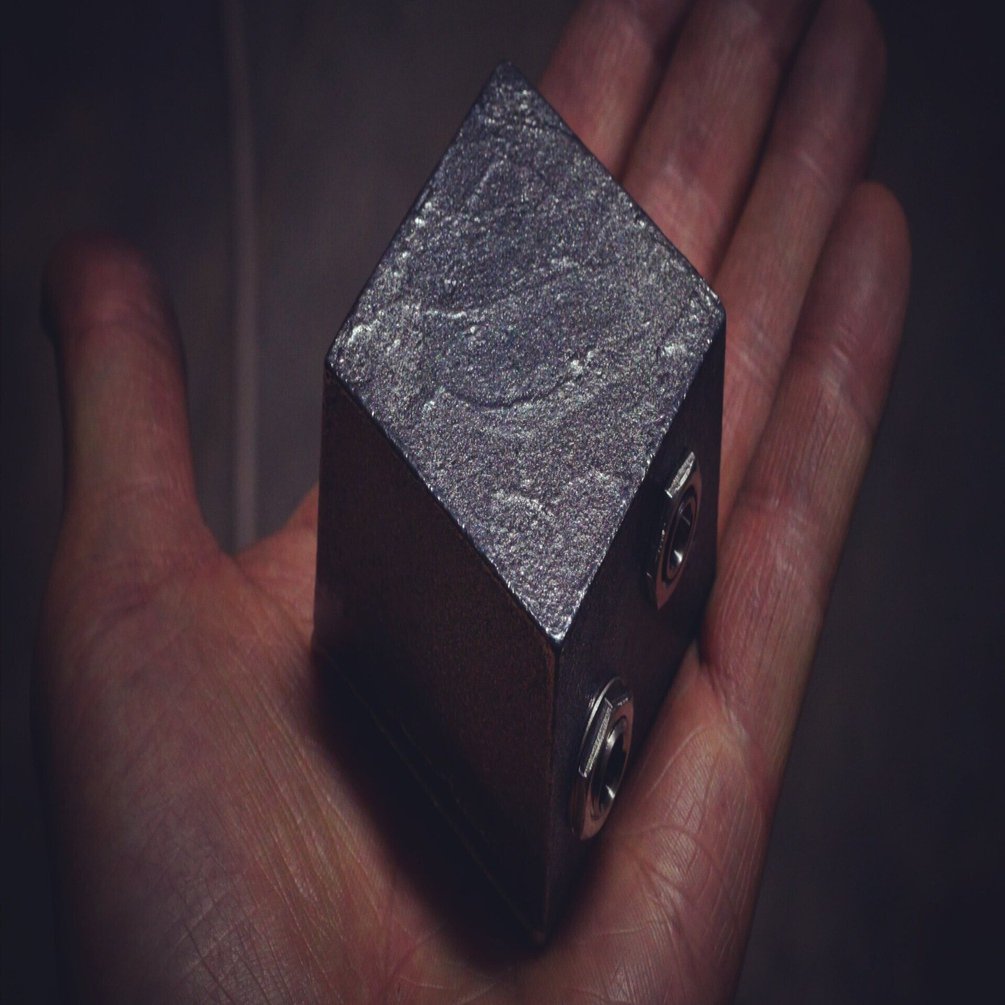 黒匣 “KUROHAKO”｜南部鉄器の小さな箱で、ボードの音を「整える