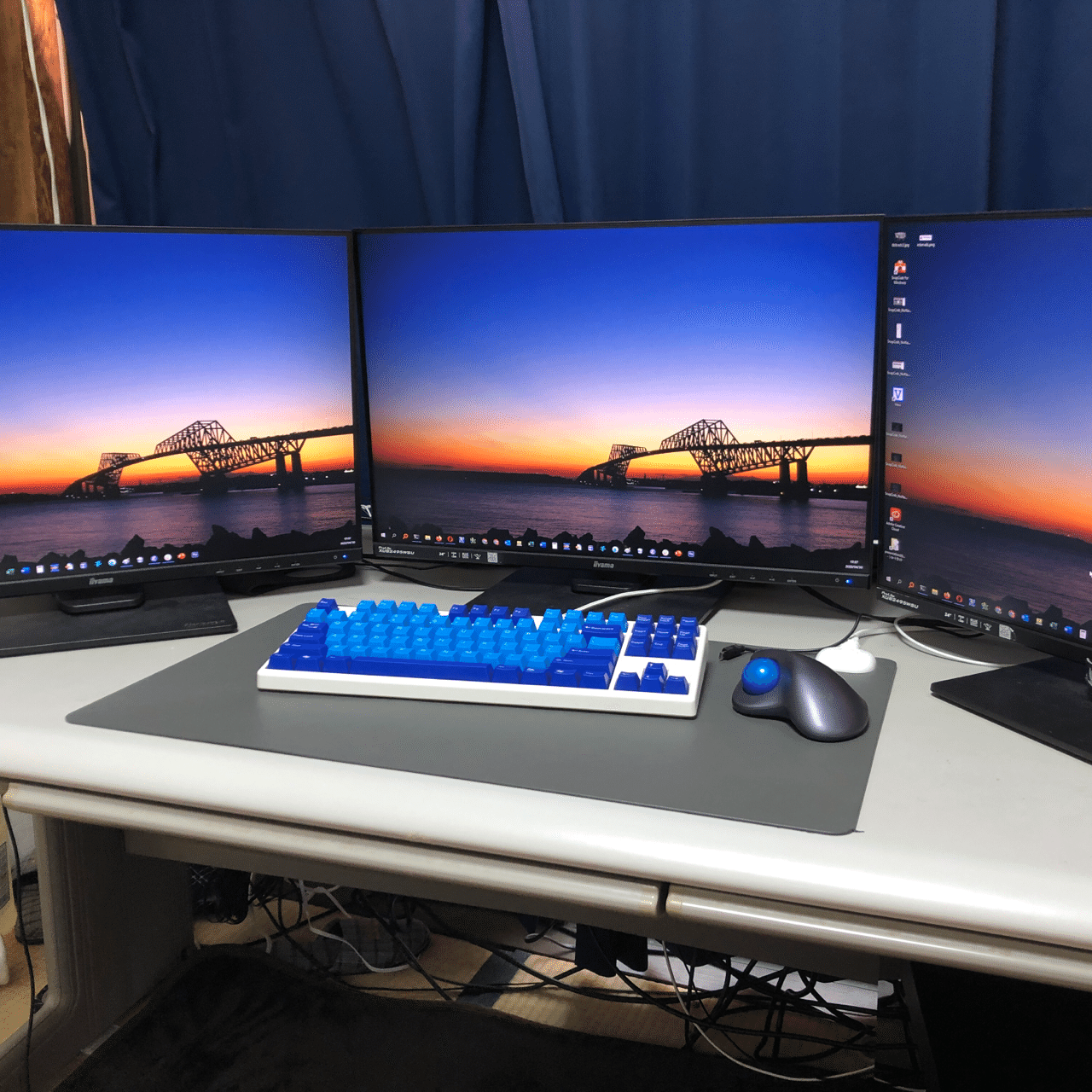 Note 75: 自宅作業にトリプルディスプレイ最高！｜Chihiro Fukazawa