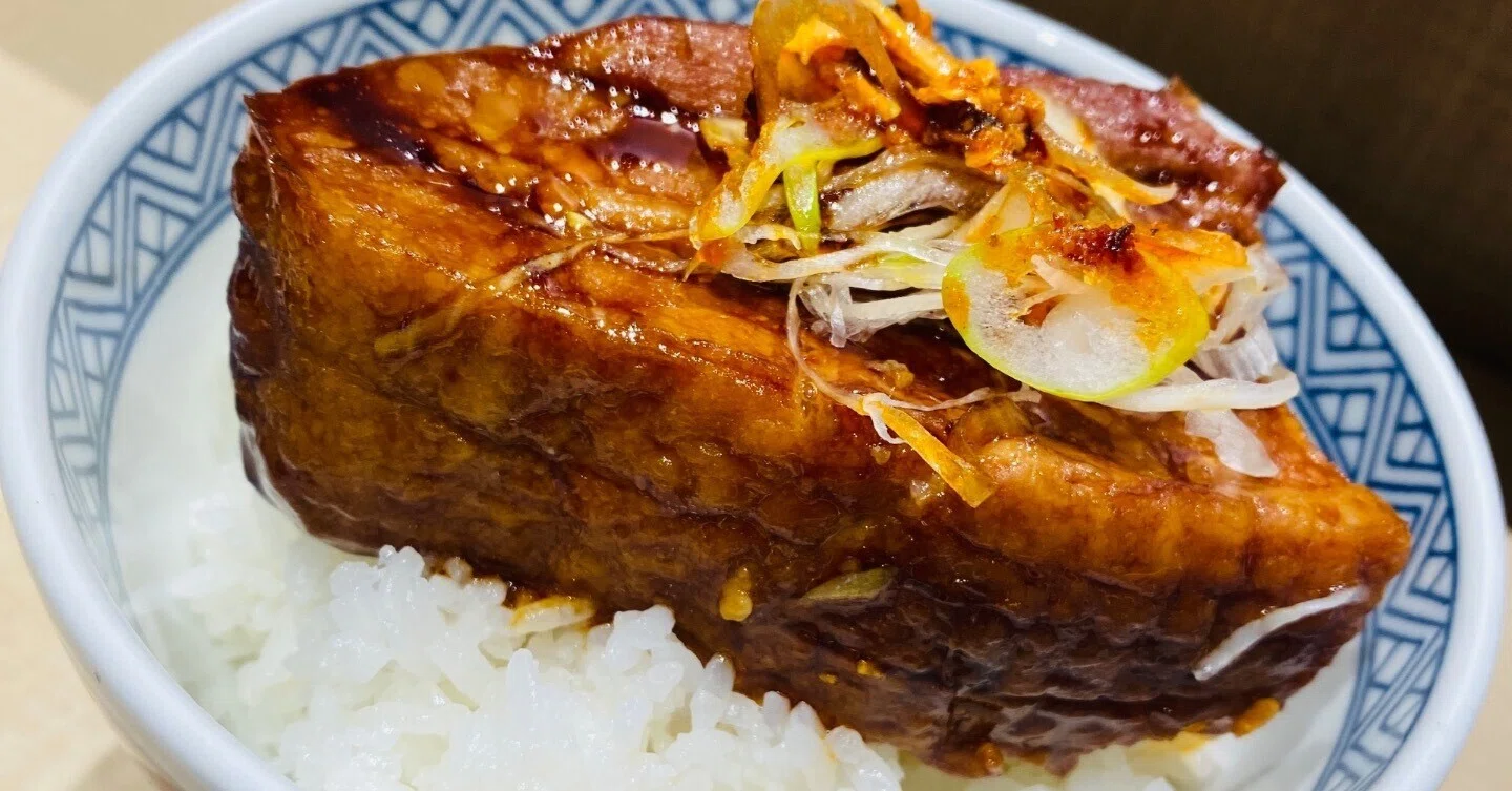 料理エッセイ】吉野家の豚角煮定食はジューシーで柔らかくって、デカく 
