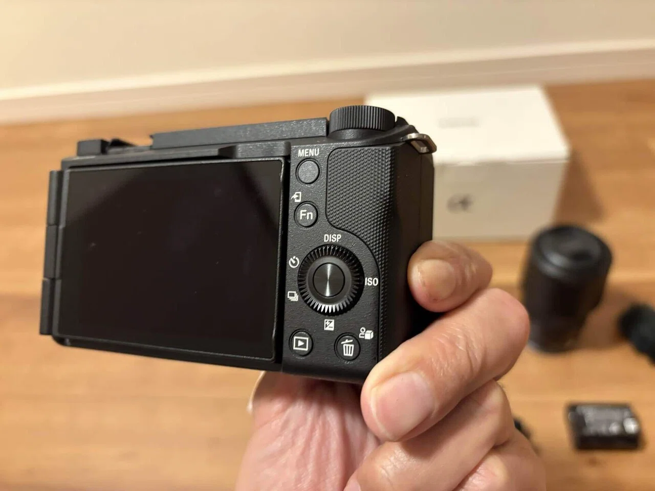 これで撮りたいが溢れ出す。Sony ZV-E10M2レビューは、創作の「日常