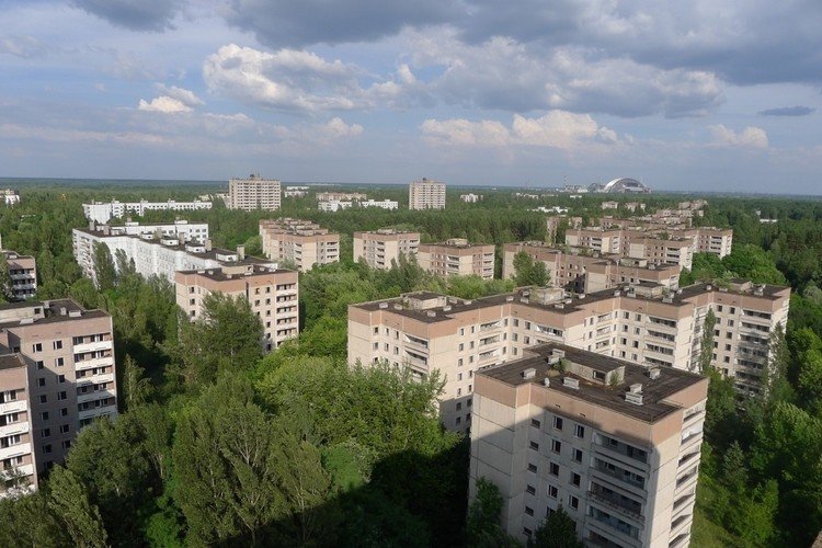 マンションの屋上から森に眠る原発都市プリピャチを臨む。

奥にはチェルノブイリ原発4号路に建設中の新石棺が見える。

1970年に建設され栄華を極めたプリピャチ。

当時は周辺の村で食料不足が起こっていたが、ここには生活に必要なものが全て揃っていたという。
若者がこぞってここへ移住してきた。

「食べるものも仕事もここにはある。」

公共施設も立派なものが多く、その発展ぶりを思わせる。

希望に満ち溢れ急速に発展した原発都市はわずか16年でその歴史に幕を。 #チェルノブイリ #原発