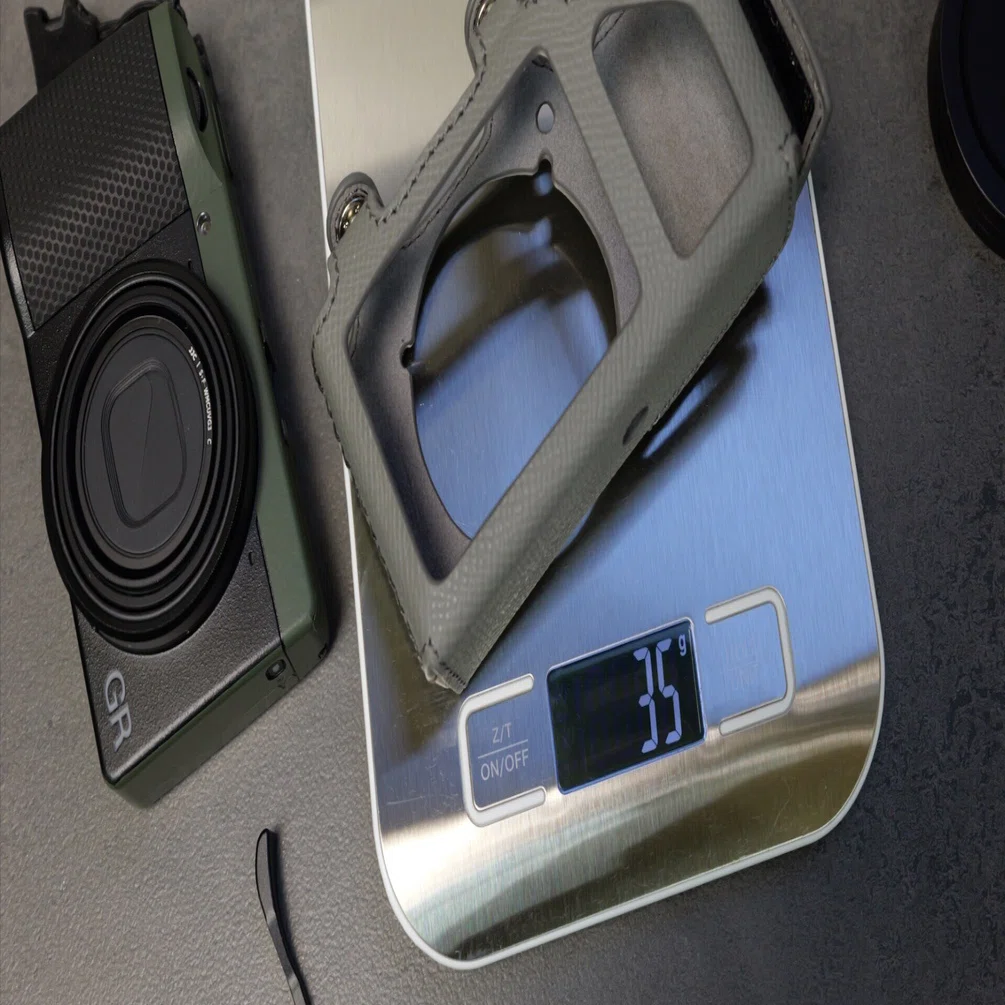 【人気モデル】RICOH GR Ⅲ 付属品充実 持ち運びケース付 高性能 MR.STONE、RICOH GR III / GR IV 専用 本革ボディケースを発売