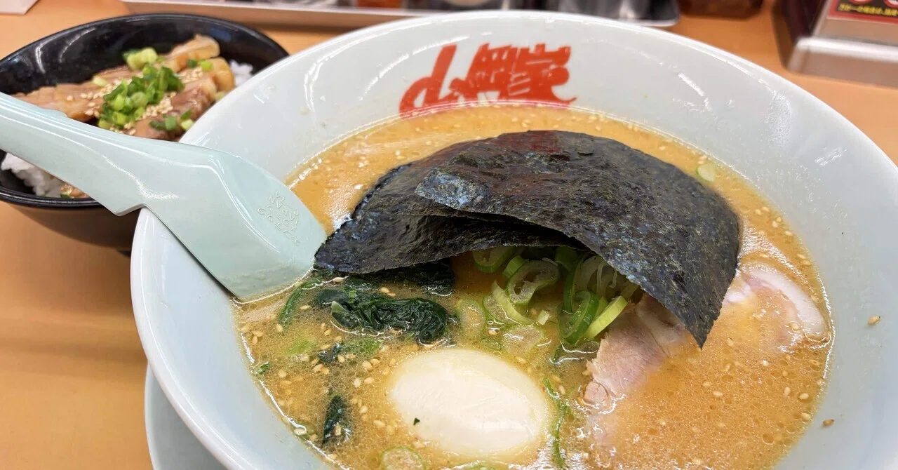 初めて山岡家に行ったら、そこには強烈な匂いとやみつきになる旨さが