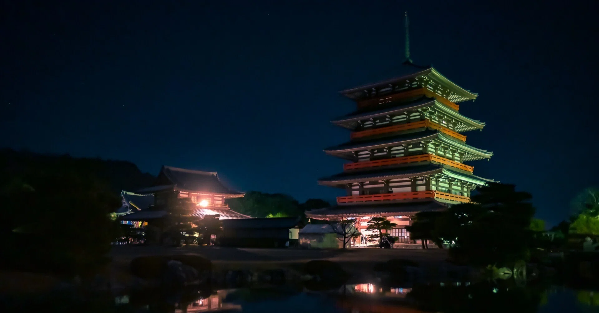 除夜の鐘・世界一の大梵鐘「飛龍の鐘」蓮華院誕生寺奥之院（熊本県玉名