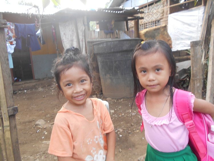 フィリピン共和国レイテ島の、オルモックと言う処の写真。子供好きな方が是非ご購入を！(笑)