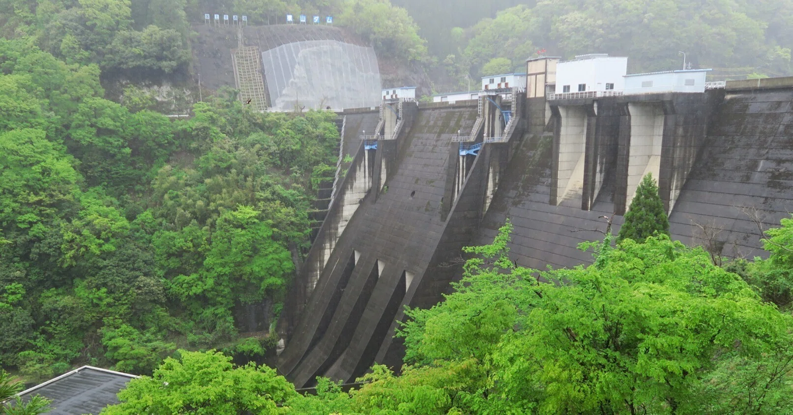 横山ダム【岐阜県揖斐川町HG】｜堤高80.8m静かに佇む国内希少の中空