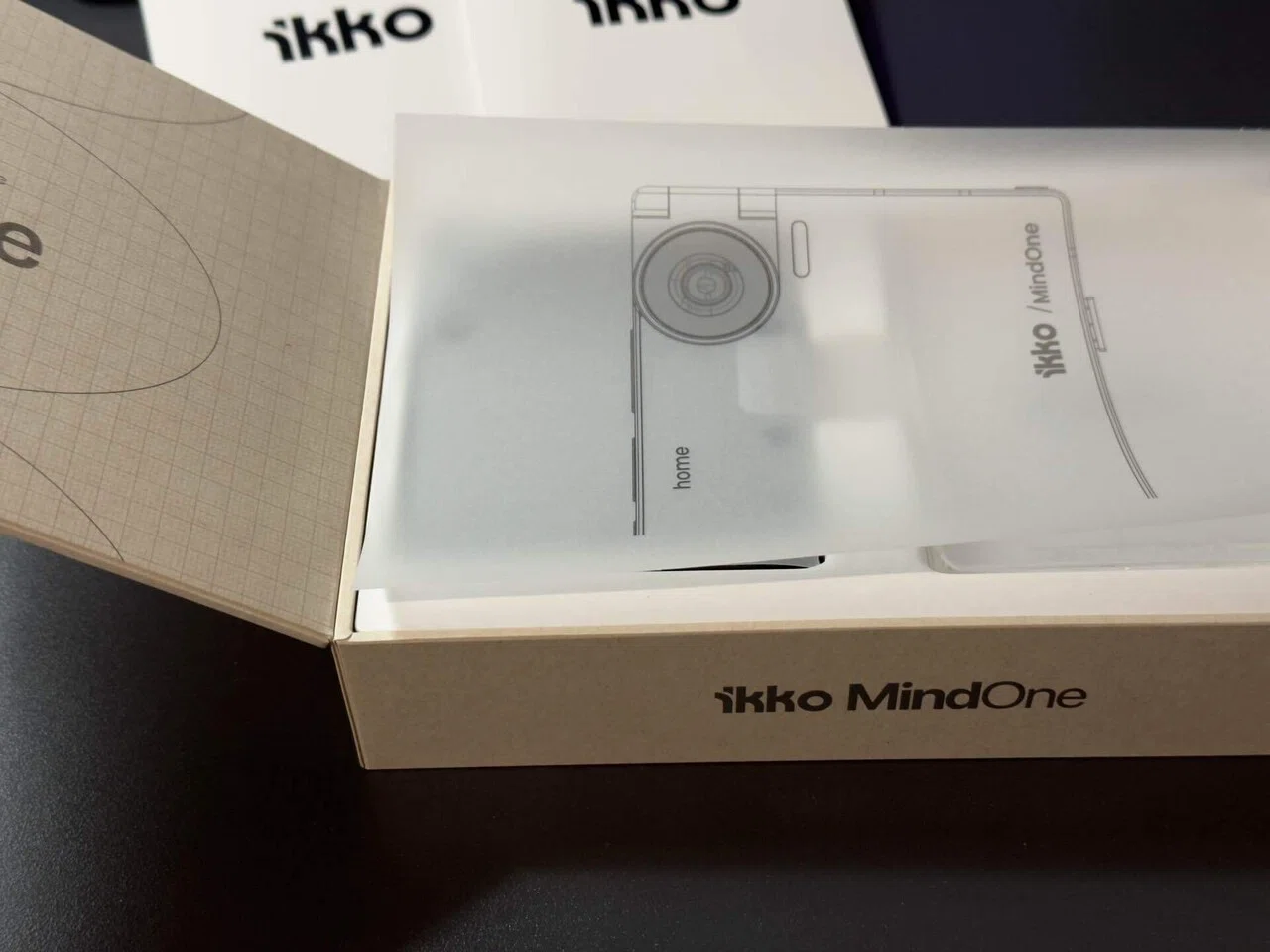 変形スマホ、IKKO MindOne Pro｜リリーさん