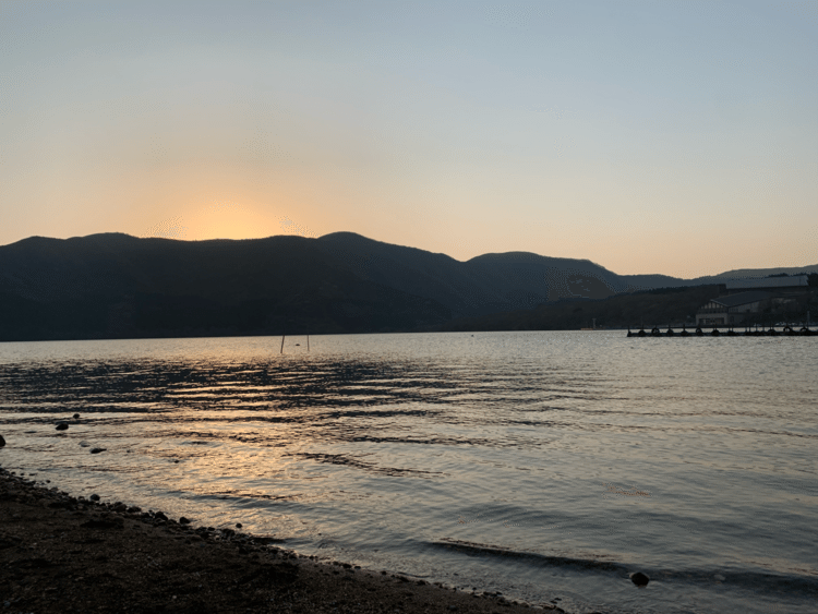 湖と夕日