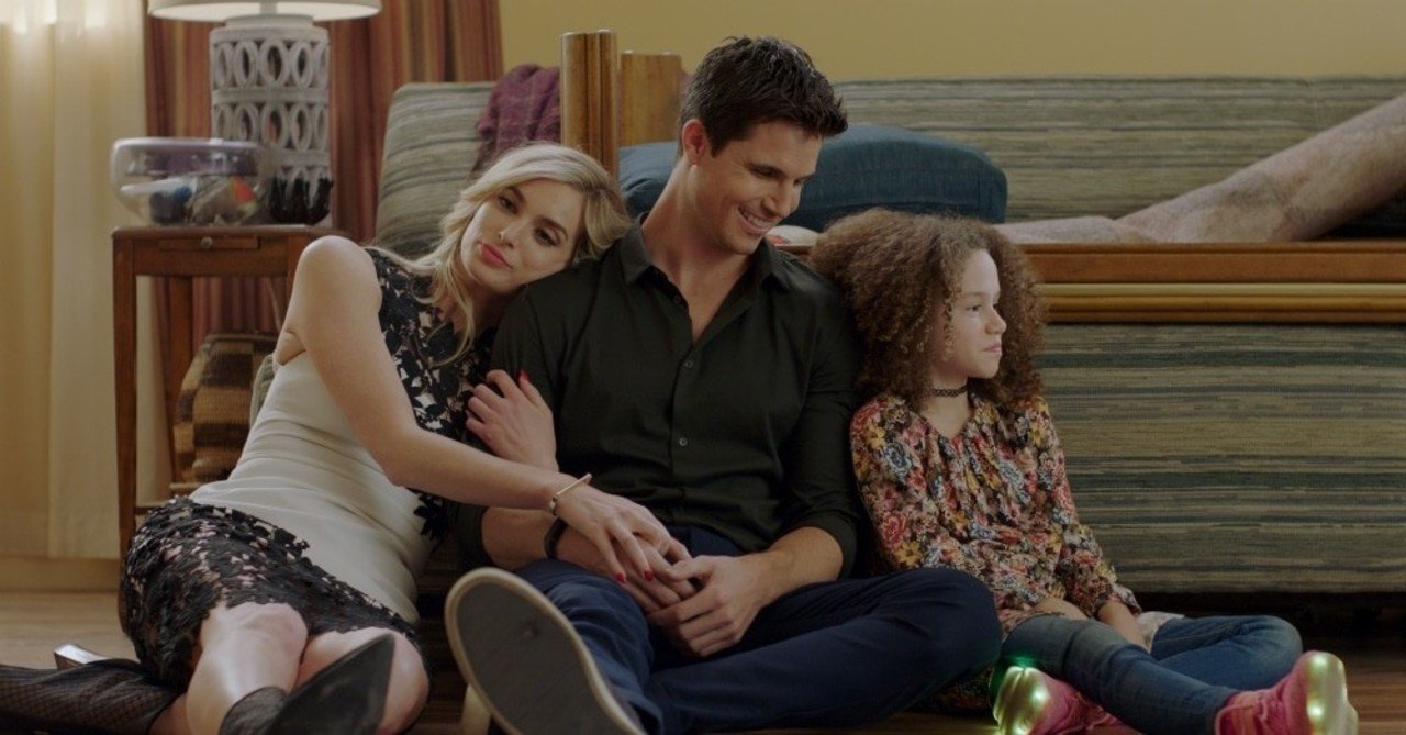 アップロード デジタルなあの世へようこそ トータル リコール オマージュのアマゾン オリジナルの風刺コメディ版 ブラック ミラー Cymro アマゾン殿堂入りレビュアー Note