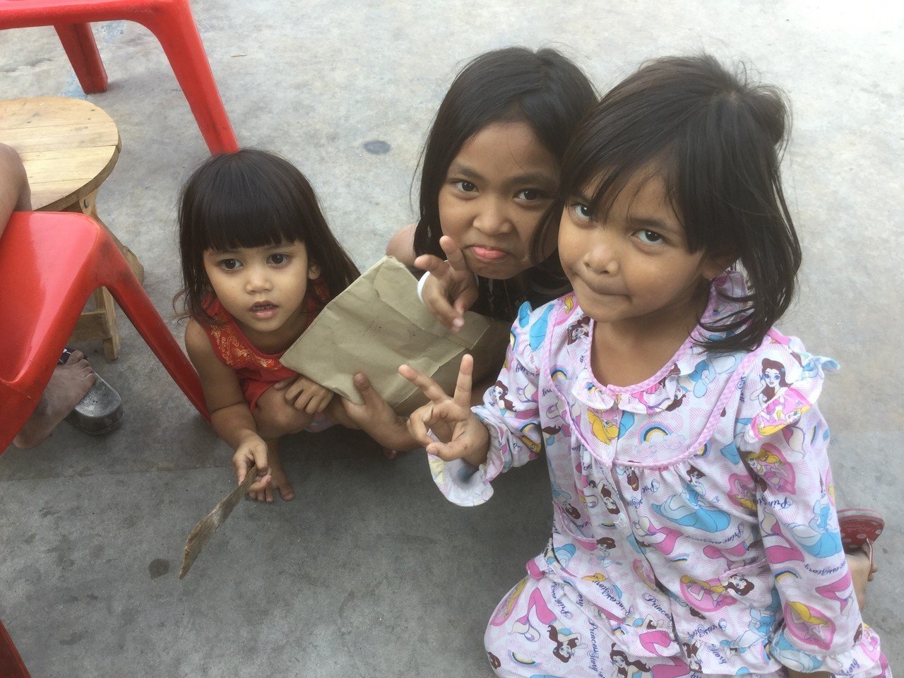 バンコクのスラム街です カメラを向けると 子供らしくポーズしてくれます タイ王国は 子供が少ない国ですが こう言うところだと子供ばかりです 豊かさって何なんだろうと改めて思います 続き Http Tetsuya K Note
