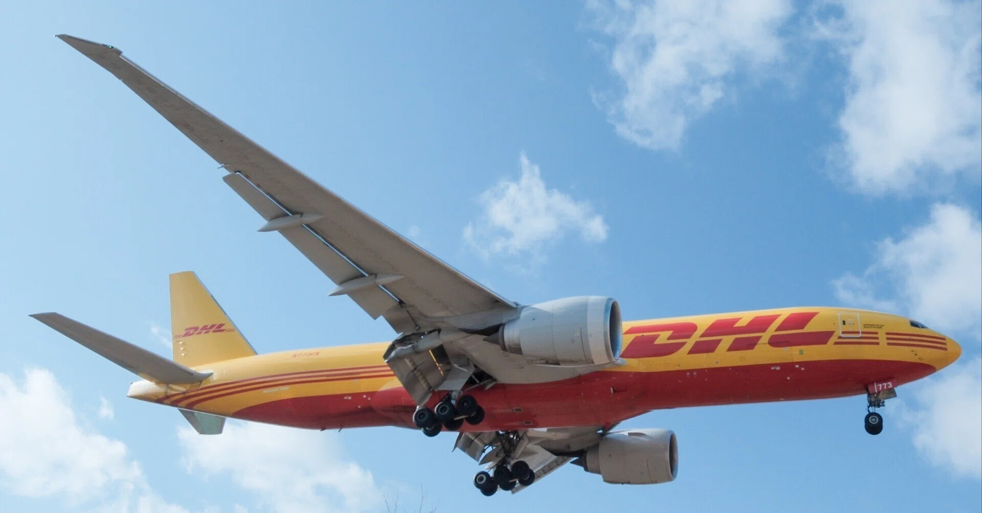 DHL』〜幸せの黄色い飛行機〜｜にーこ