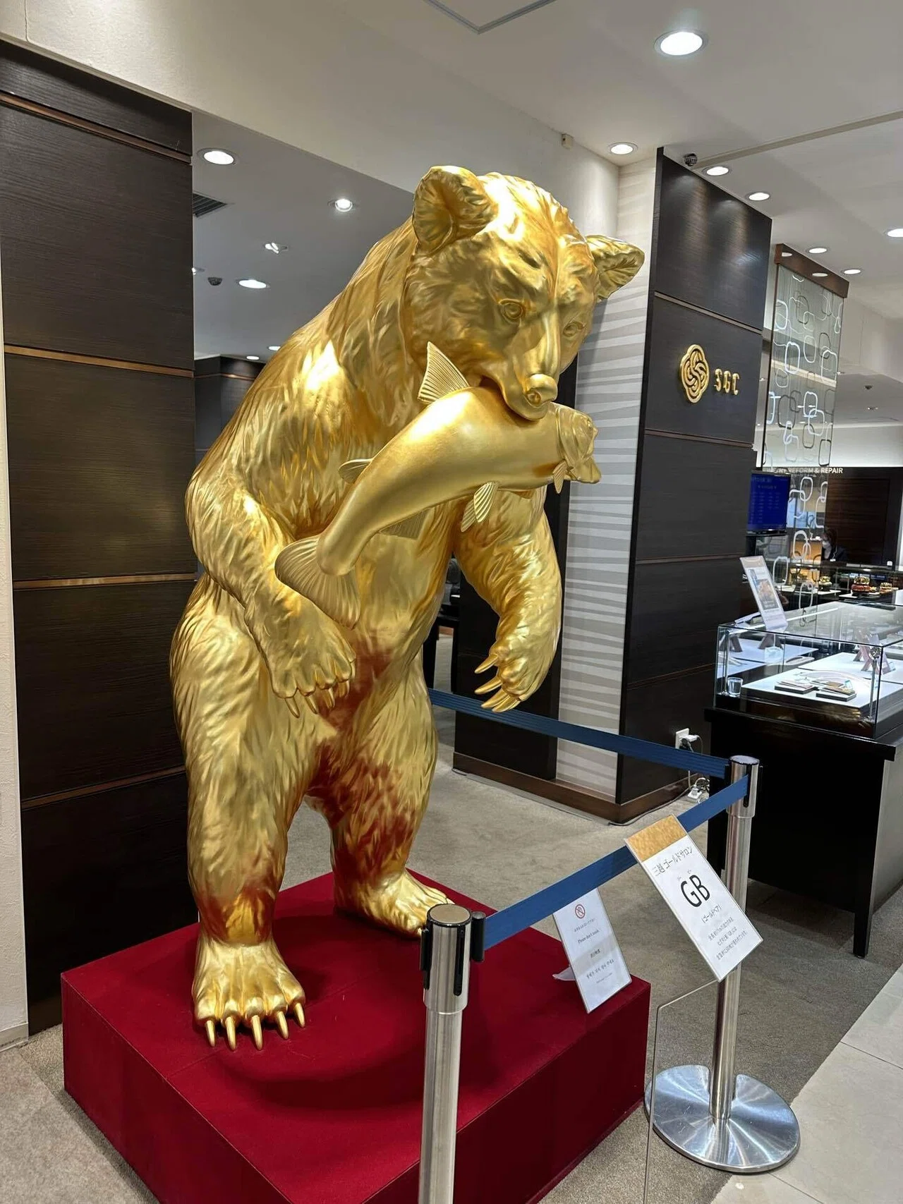 木彫りの熊（巨大） ➁くま、熊、クマ🐻北海道の木彫りと出会う旅｜ウィズアース北海道