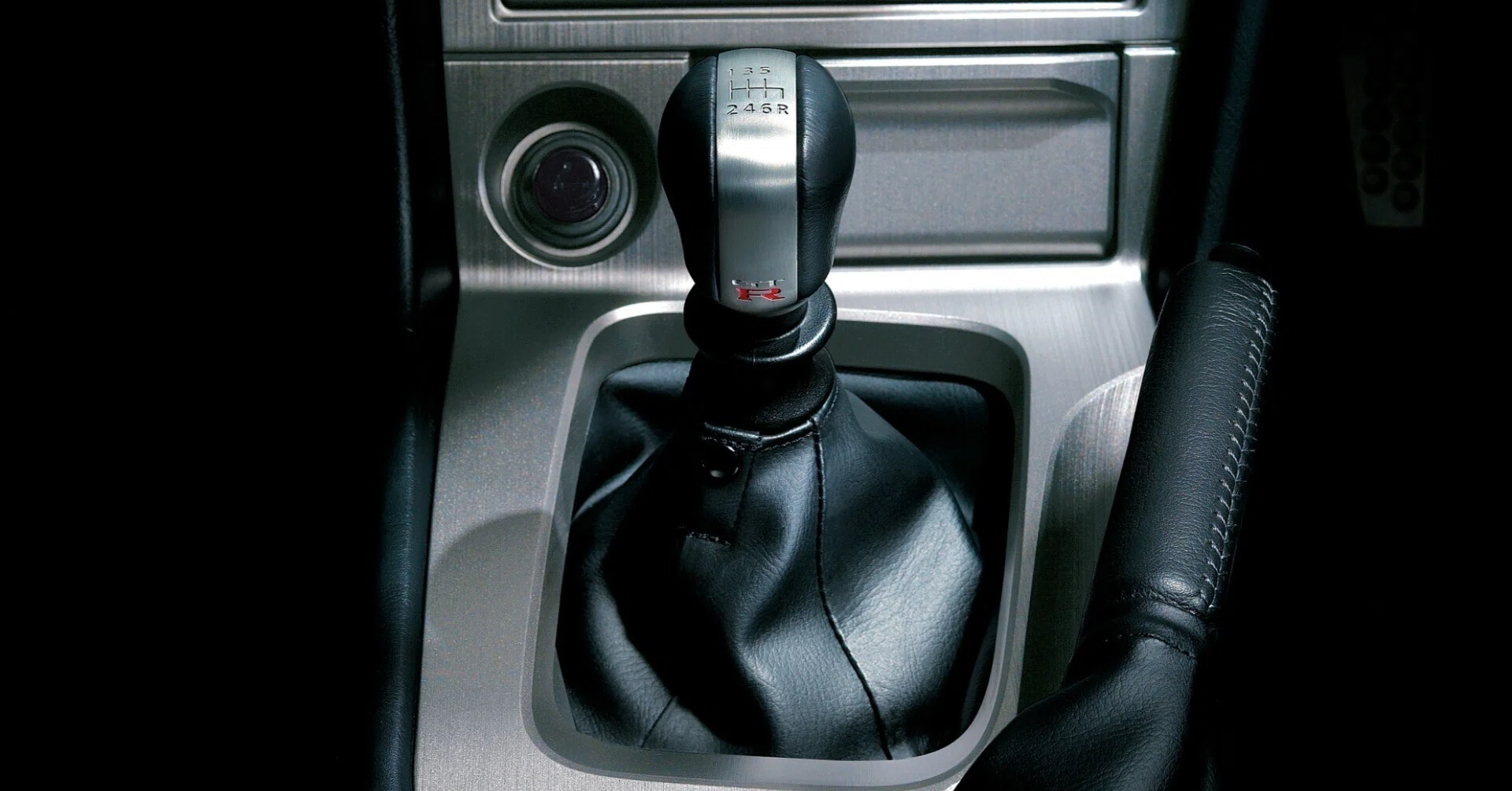 R34 GT-Rがゲトラグ6速を選んだ理由─“最強”の功罪、加速の作法が