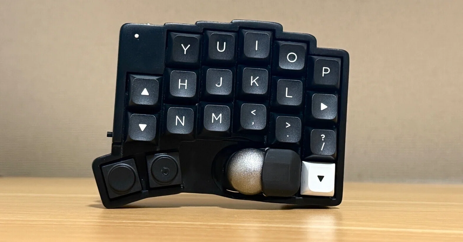 自作キーボード roBa ブラック 完成品 ちょいカスタム roBaを「モノトーン＋シルバー」で構築。塗装から3Dプリント設計まで