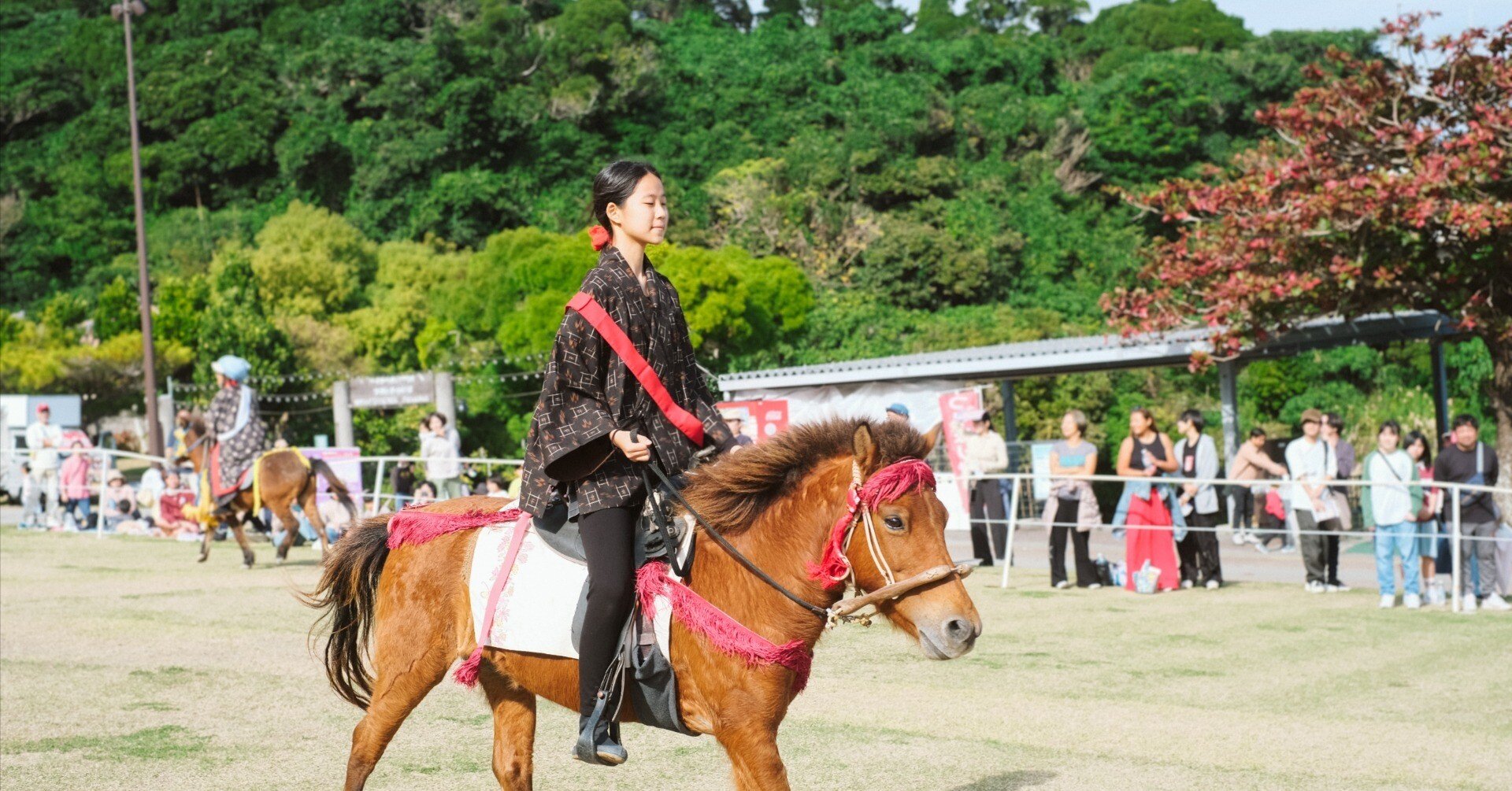 沖縄伝統競馬 ンマハラシー と 乗馬体験｜沖縄こどもの国｜高井司